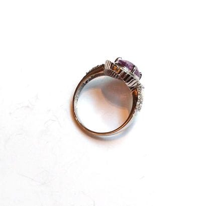 BAGUE en or gris 18K (750/°°) centrée d'un...